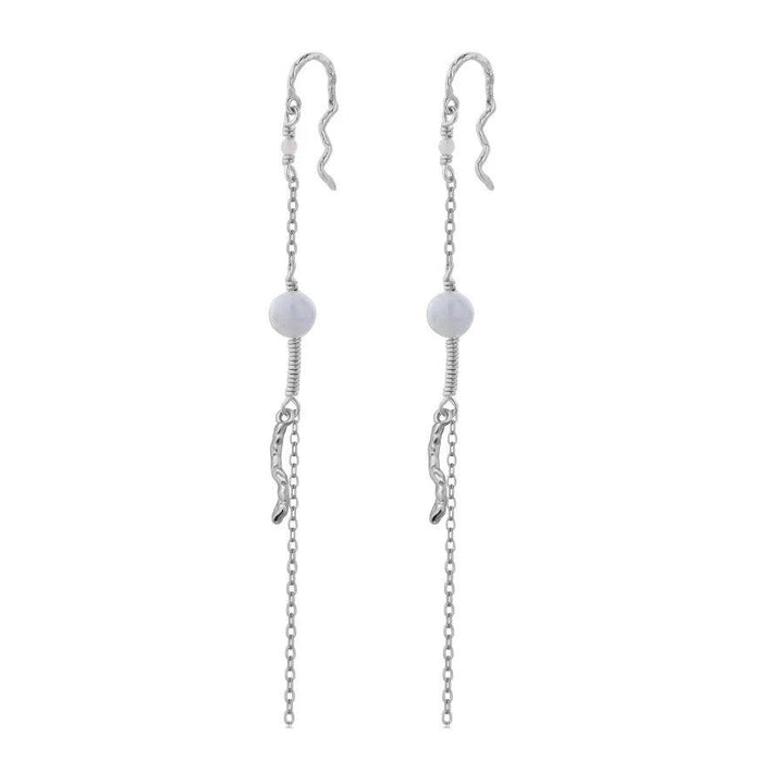 Wioga Sigga earrings in silver with long chain, bright pearl detail and elegant shapes. Model E-8707-S-1