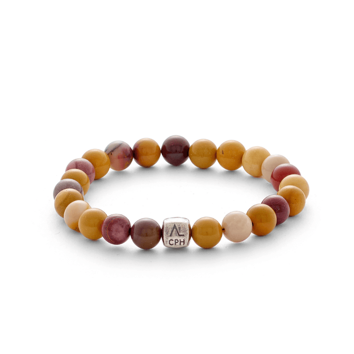 Alexander Lynggaard Bracelet Mookaite 8mm with round beads in yellow and burgundy shades on a white background. Model c01023-001.