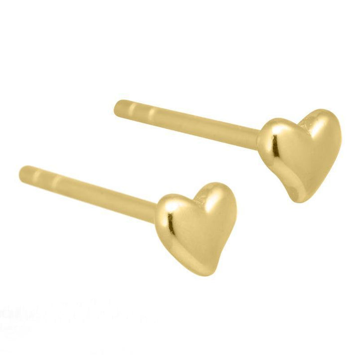 Aqua Dulce Karla ear studs silver plated shows a pair of small, shiny heart shaped ear studs, Model 3900-3900-1.