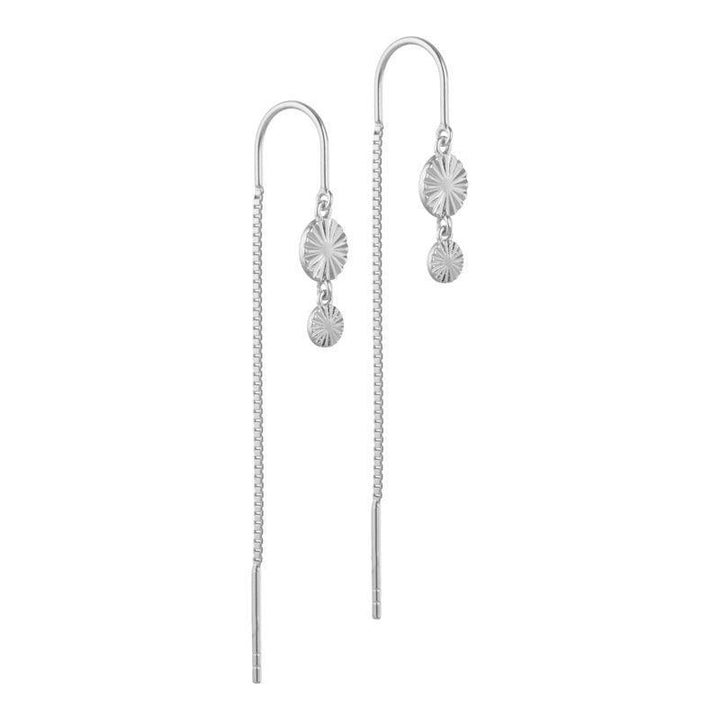Aqua Dulce Line Thread earrings silver show elegant threads with circular, patterned pendants in shiny silver. Model 4211-4211-1.