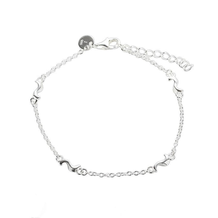 Aqua Dulce Rhumba Bracelet Silver shows an elegant silver bracelet with wavy details and adjustable chain. Model 5103-5103-1