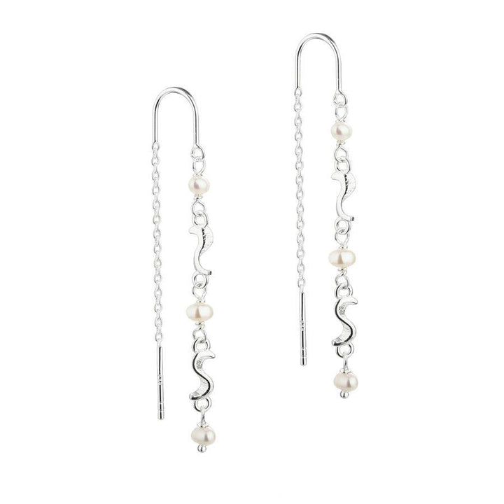 Aqua Dulce Rhumba Thread Earring silver shows long silver earrings with pearls and wavy details. Model 5176-5176-1