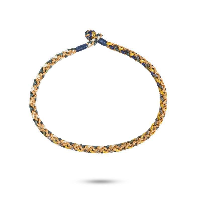 Carre Candy Armband shows a braided bracelet in shades of blue and gold with a knot closure. Model BB4173-1