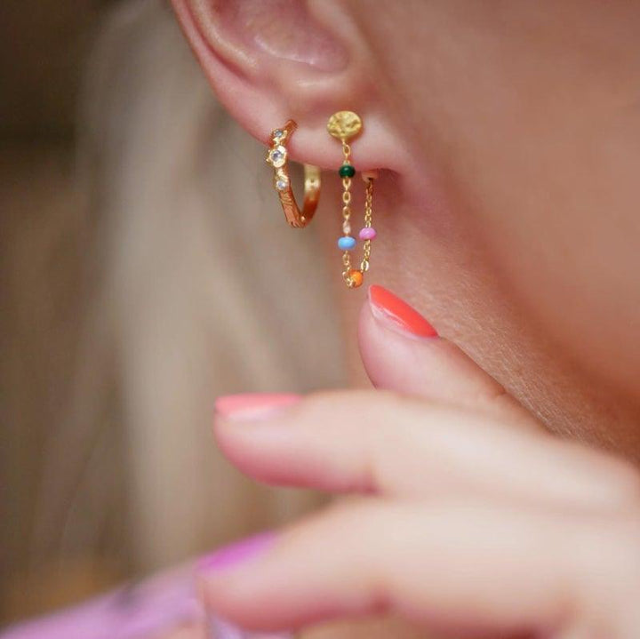 enamel lola earrings e140gm dreamy worn in the ear, golden earring with colored pearls, Model e140gm-dreamy-2