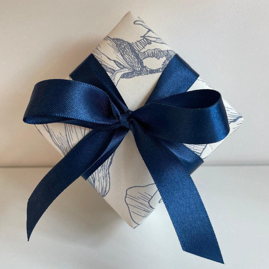 free wrapping, elegant gift box in light paper with dark blue silk ribbon and decorative motif, Model free-wrapping--1