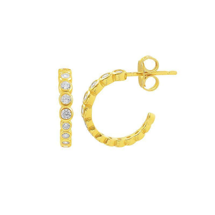 Hultquist Copenhagen Amara Mini Earrings show small creoles in gold colored metal with clear stones, Model S08149G