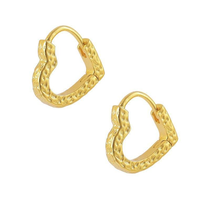 Hultquist Copenhagen Freya earrings, golden color with hammered texture in closeup. Model S08104G