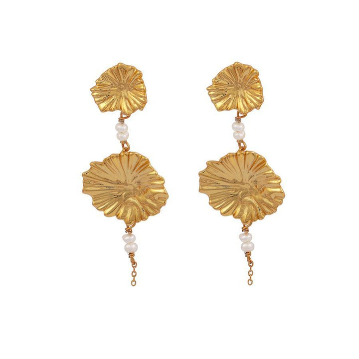 Hultquist Dagmar earrings with gold-plated leaf pattern, pearl details, elegant design. Model S08426G.