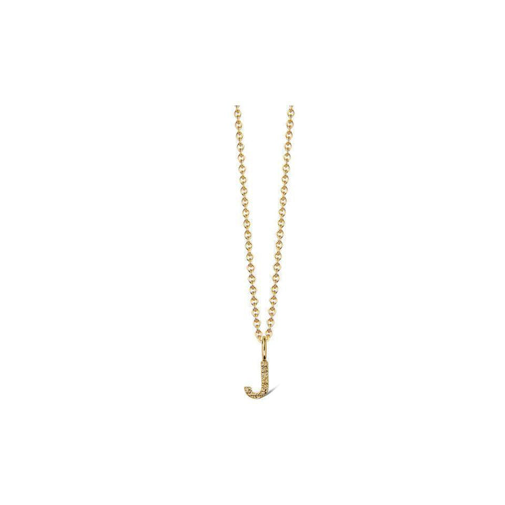jeberg-jewellery-i-am-me-bogstav-solvforgyldt smykke med J-vedhæng i guldfarvet finish på hvid baggrund. Model 42000-42000-010-10