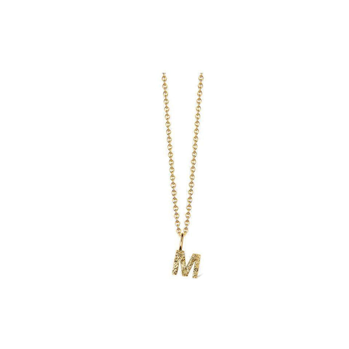 Jeberg Jewellery I Am Me Bogstav Sølvforgyldt halskæde med M vedhæng i guld-look på hvid baggrund. Model 42000-013-13.