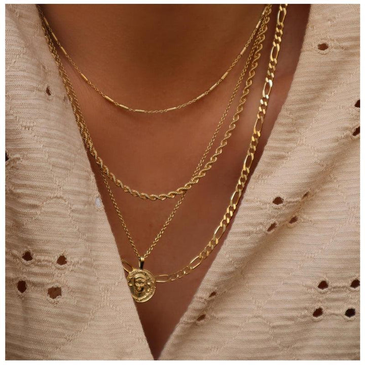 jeberg-jewellery-robin-halskaede-gilt-4590-42-gold beautiful gold-plated necklace on model, classic chain with elegant expression. Model 4590-42-gold