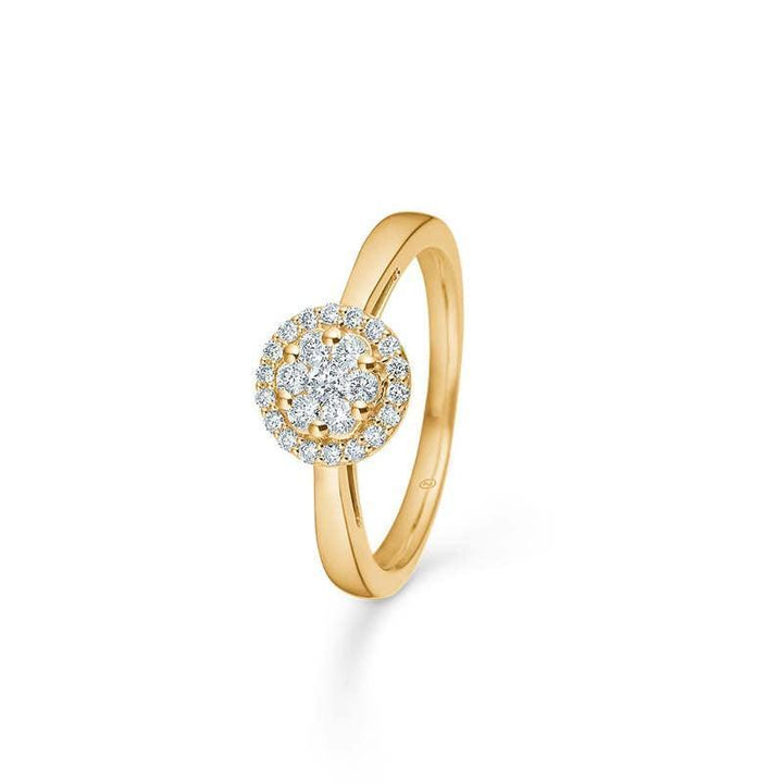 mads z 14kt eleanor ring with brilliants shows an elegant gold ring with a round center and clear diamonds. Model 1541075-001