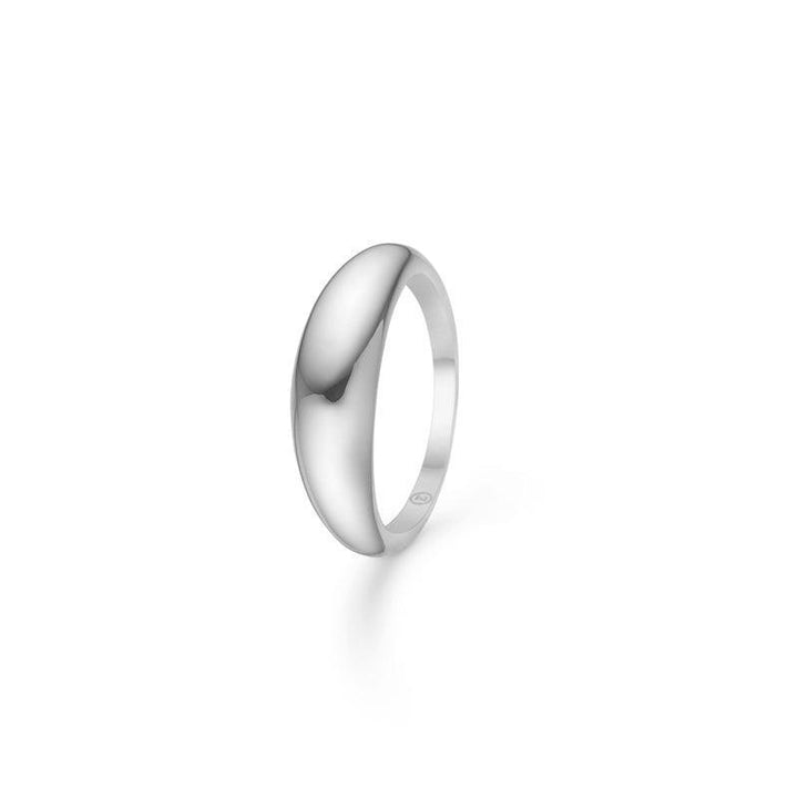 Mads Z Silver Half Moon Ring Large shows an elegant, shiny silver ring in a simple and modern style. Model 2140093-001