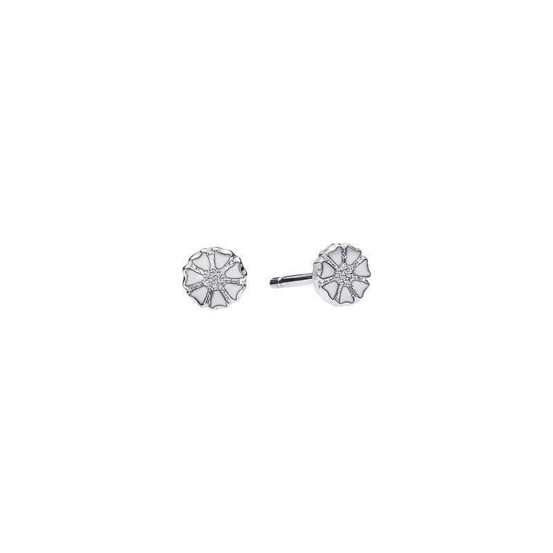 Daisy small silver studs 5 mm shows a pair of small round daisy studs in silver. Model 909050-4-H