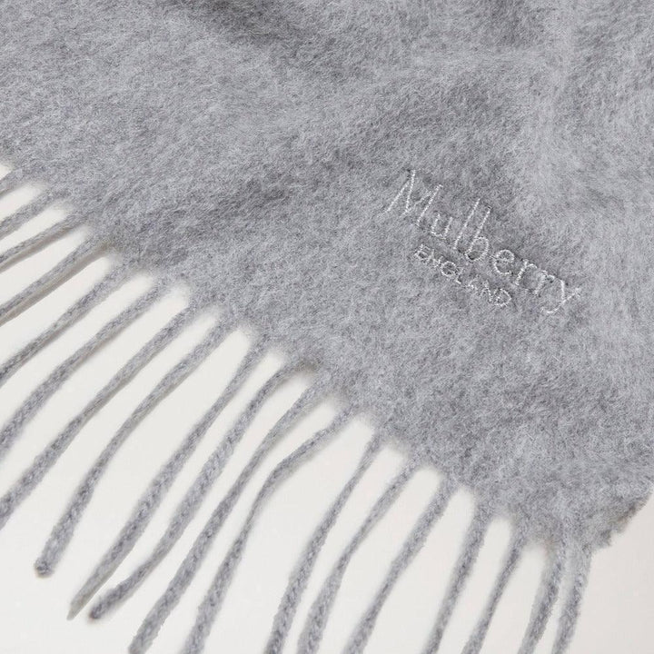 Mulberry Cashmere 30x195 Light Gray Melange shows a light grey, soft cashmere scarf with fringes. Model VS4460885C914.
