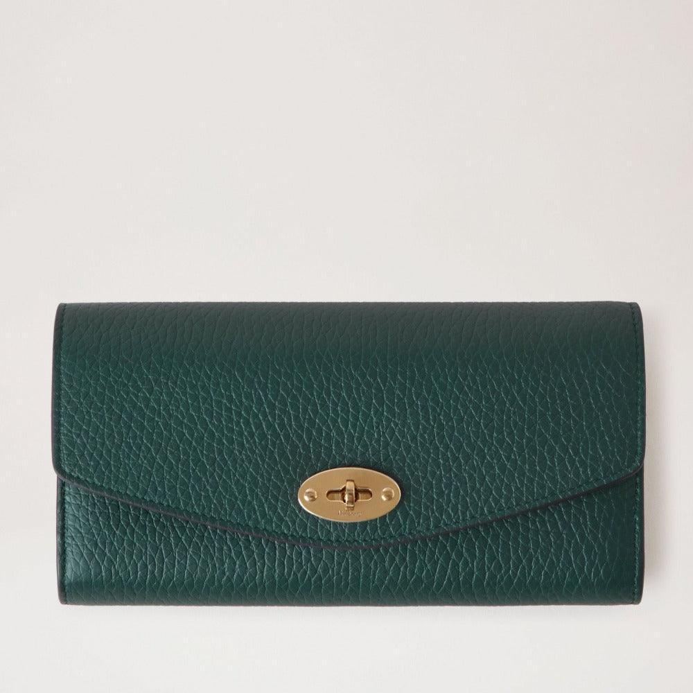 Mulberry Darley Wallet Heavy Grain Mulberry Green shows a green wallet in structured leather with a gold-colored closure mechanism. Model RL6538736Q633