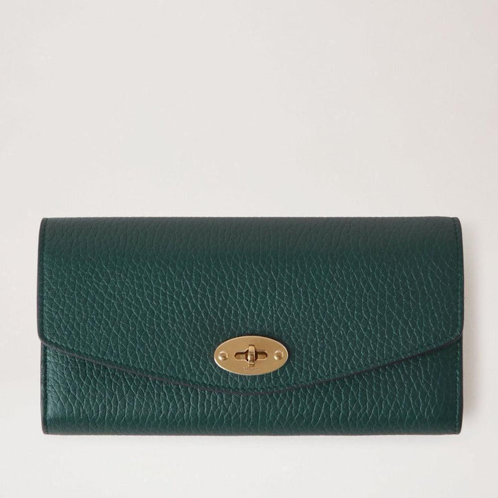 Mulberry Darley Wallet Heavy Grain Mulberry Green shows a green wallet in structured leather with a gold-colored closure mechanism. Model RL6538736Q633