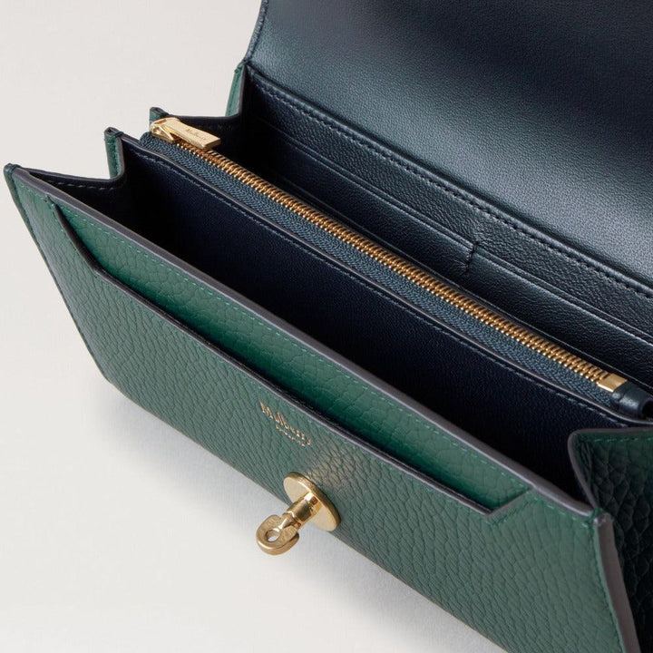 Mulberry Darley Wallet Heavy Grain Mulberry Green shows a nice green purse in strong leather, zipper and gold buckle. Model RL6538736Q633