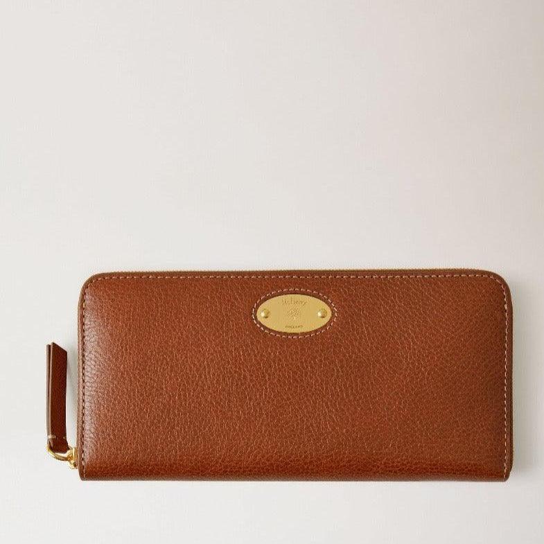 mulberry-plaque-8-cc-zip-purse-legacy in brown leather with gold-colored label, front view. Model RL7043275G110