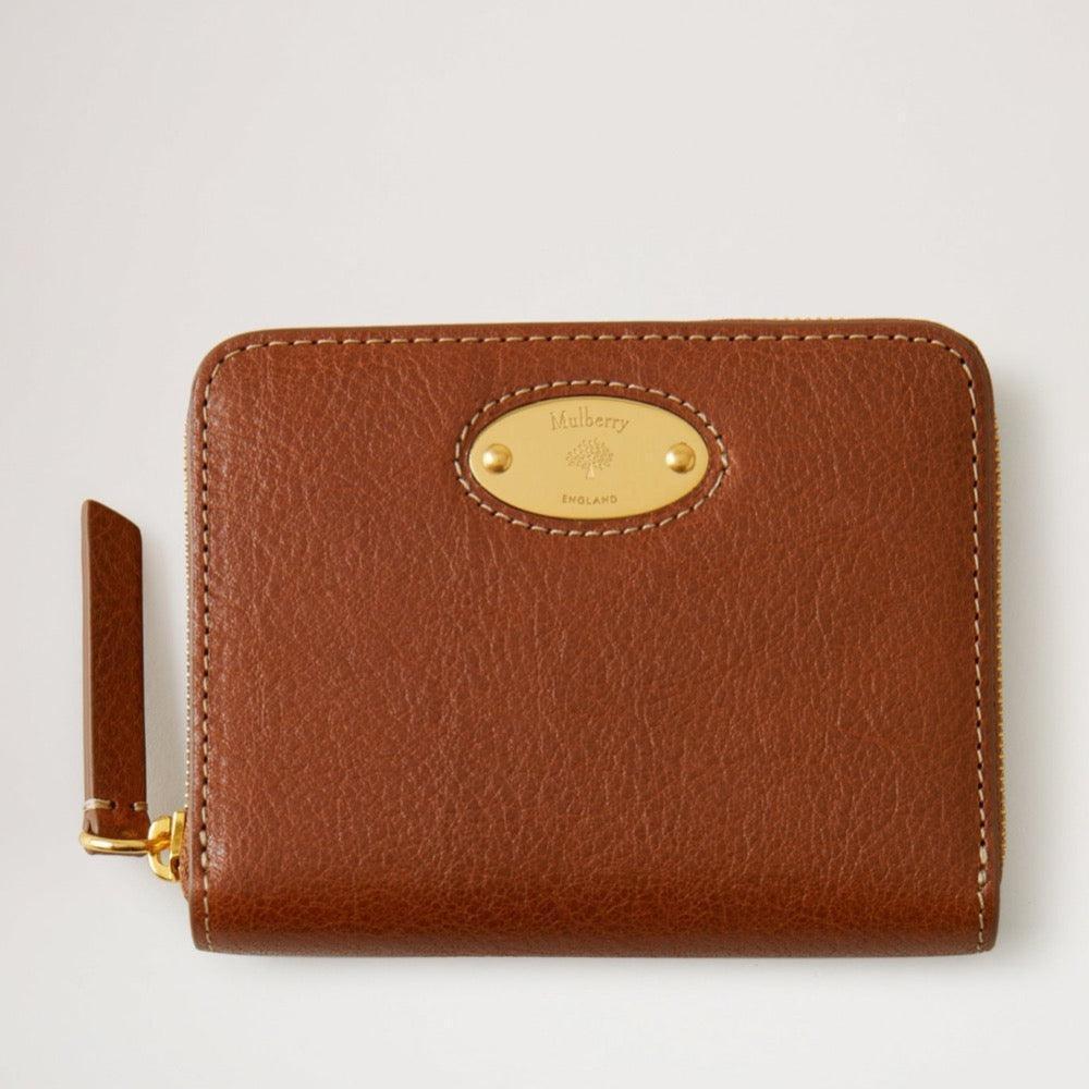 Mulberry Plaque Small Zip Around oak-colored purse in smooth leather with gold-colored metal plate. Model RL7083275G110
