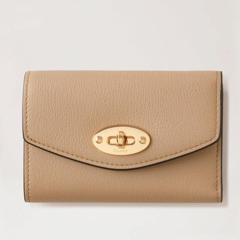 Mulberry Purse Darley Folded Multi-Card Wallet Maple features a light beige leather wallet with a golden buckle. Model RL7736657E631