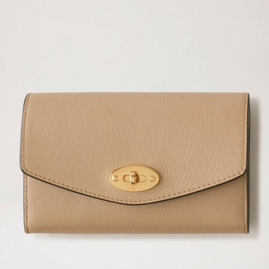 Mulberry Purse Medium Darley Wallet in light brown leather with gold-colored twist lock, Model RL7735657E631.
