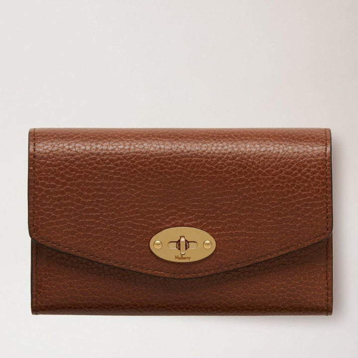 Mulberry Purse Medium Darley Wallet oak in brown leather with gold buckle. Model RL7416552G110.