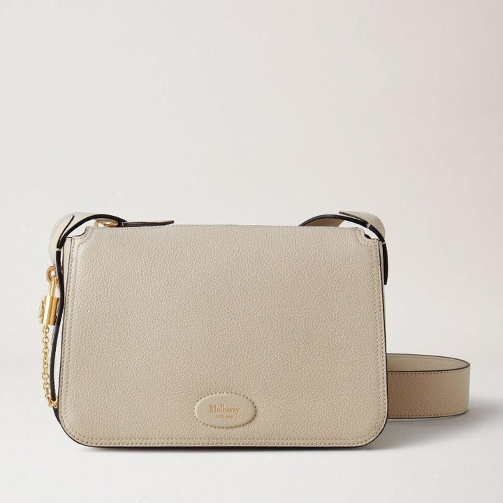 Mulberry Bag Billie Chalk Small Classic Grain shows a small beige shoulder bag in leather with gold-colored details. Model hh8301205w160