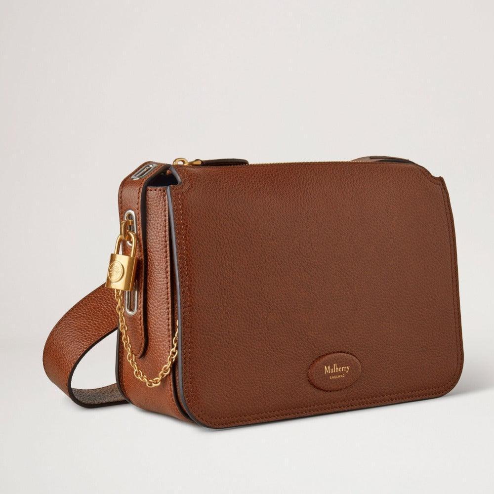 Mulberry Bag Billie Small Classic Grain Oak in brown leather with gold-colored chain and padlock. Model HH8998552G110