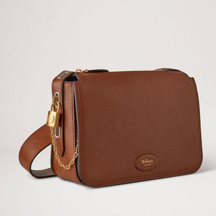 Mulberry Bag Billie Small Classic Grain Oak in brown leather with gold-colored chain and padlock. Model HH8998552G110