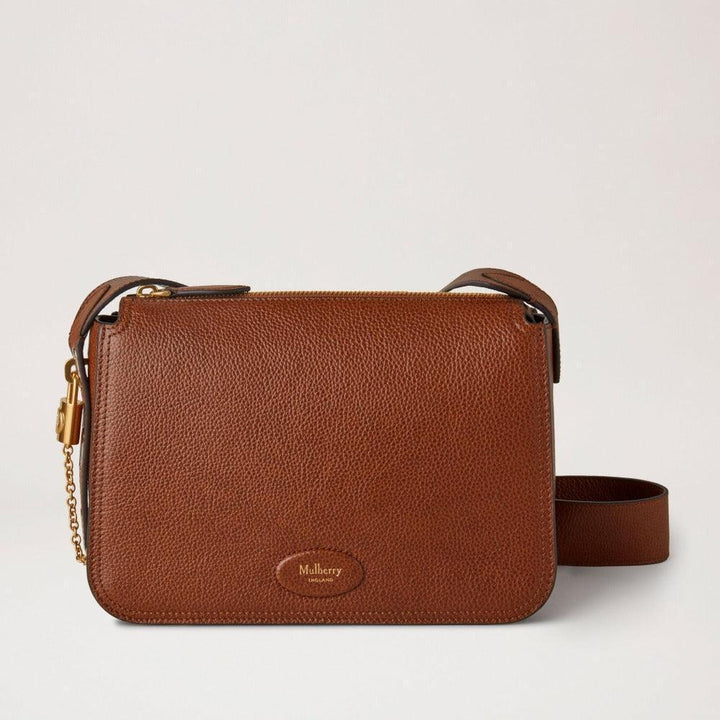 Mulberry Bag Billie Small Classic Grain Oak in brown embossed leather with shoulder strap and golden details. Model HH8998552G110.