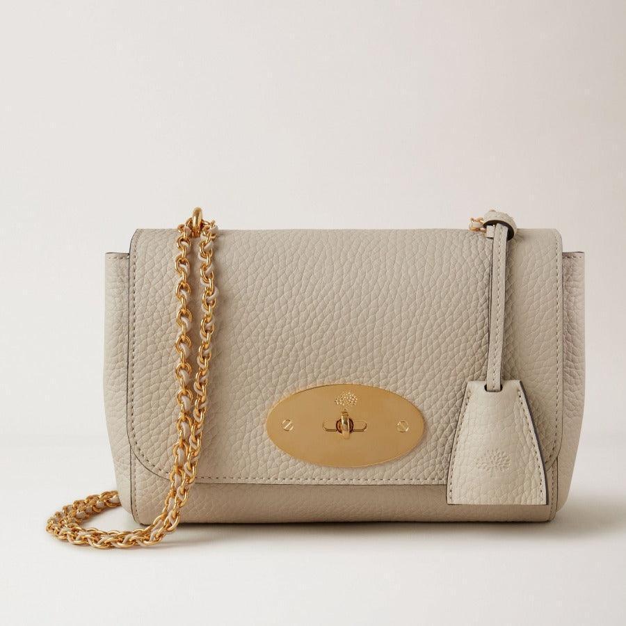 Mulberry bag Lily Chalk Heavy Grain in light leather with gold colored chain and closure. Model HH6950736W160.