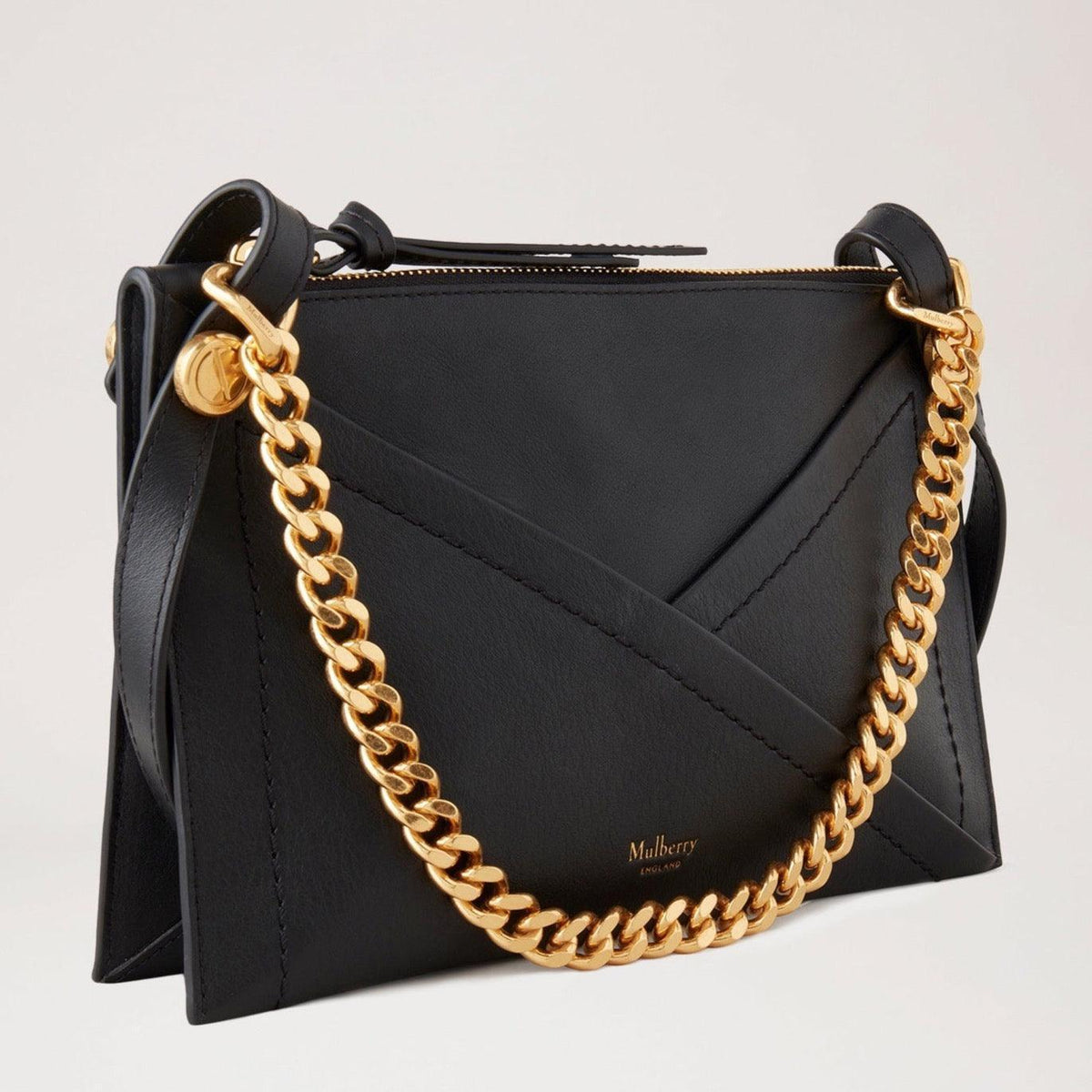 Mulberry Bag M Zipped Pouch Matte Smooth Calf Black in black leather with golden chain strap, Model RL7703564A100.