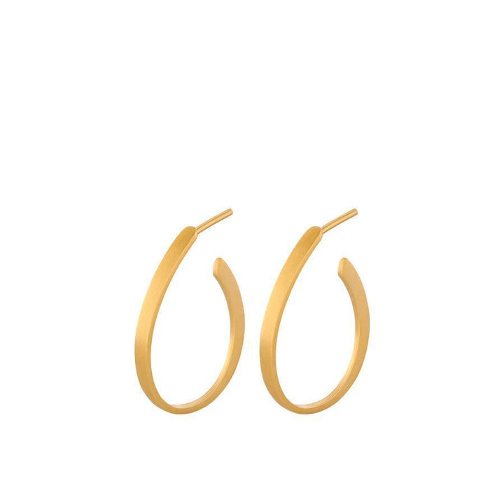 Pernille Corydon Berlin Creol E-109-GP shows a set of simple gold colored creole rings. Model E-109-GP.