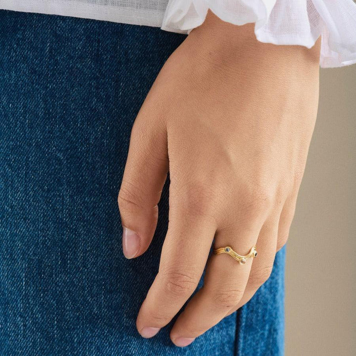 Pernille Corydon Hellir ring i guldfarvet design på hånd, forside, model R-465-GP