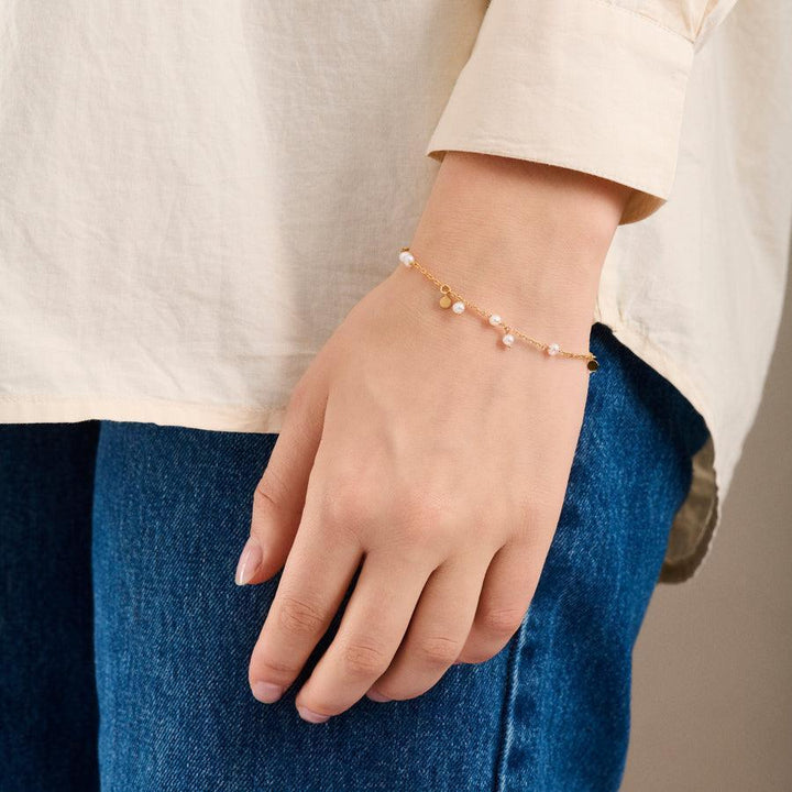 Pernille Corydon Ocean Pearl Bracelet is worn on the wrist, elegant gold colored chain with small pearls. Model B-434-GP