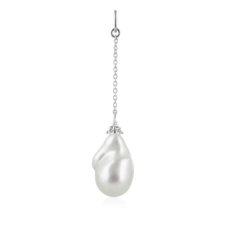 RO Copenhagen 18kt FRYD Baroque white gold pendant with large drop-shaped pearl, chain and details. Model 108043-1.