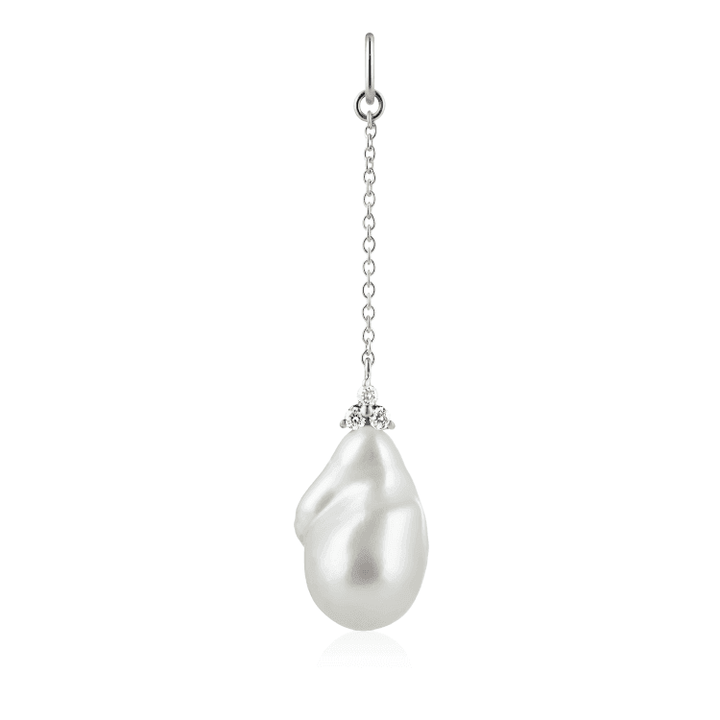RO Copenhagen 18kt FRYD Baroque white gold pendant with large drop-shaped pearl, chain and details. Model 108043-1.