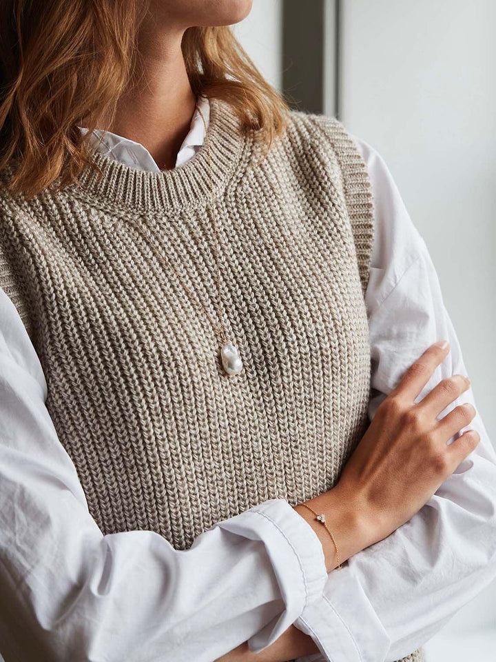 RO Copenhagen 18kt Fryd Pearl with Diamonds jewelery is worn by women, elegant and discreet, Model 106587-2.