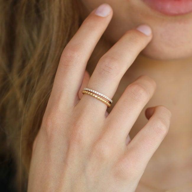 Ro Copenhagen 18kt Orbit Dot ring i guld, set på hånd, model 66282