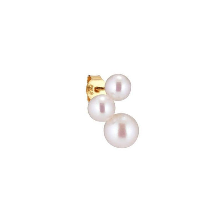 Trois Perle Orestik right shows an earring with three white pearls on a gold-coloured setting. Model ss2018-ss2018-1