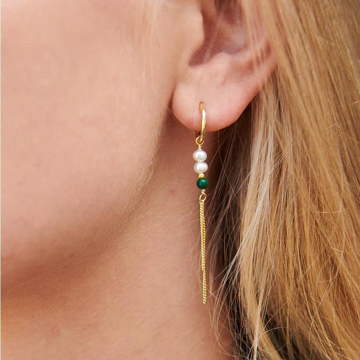 wioga-adona-earrings-silver-gilt shows an elegant earring in a silver-gilt look with pearls and green detail. Model e-8153-gp