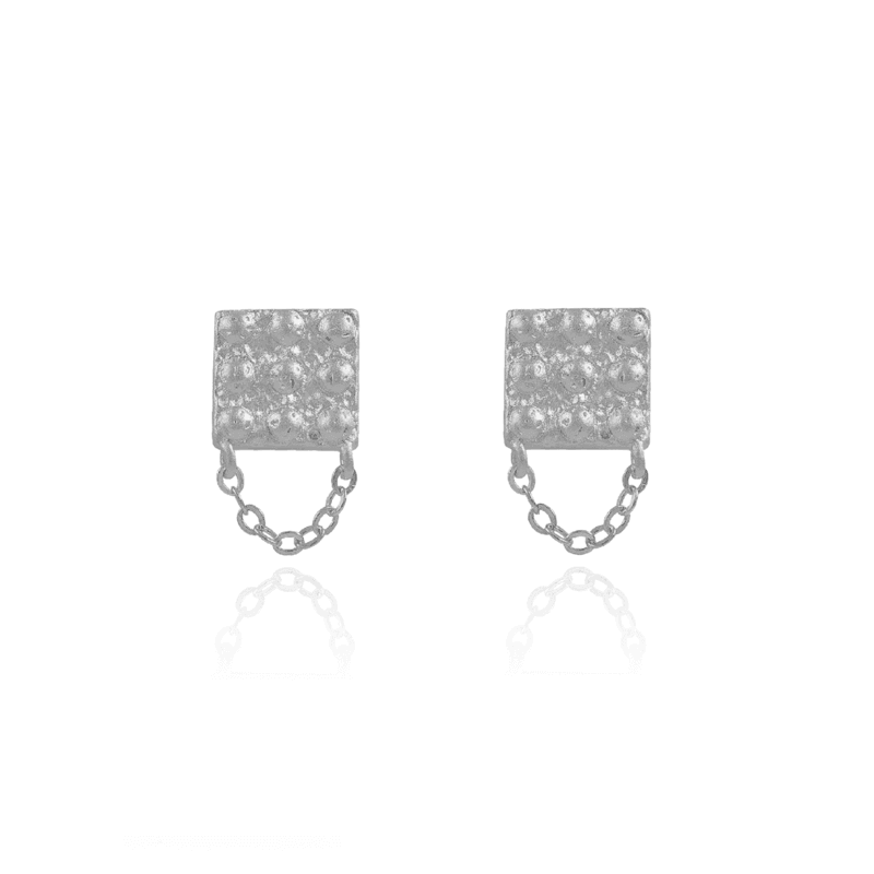 wioga hedvig earrings with square front, clear stones and small chain detail in silver. Model E-8002-S.